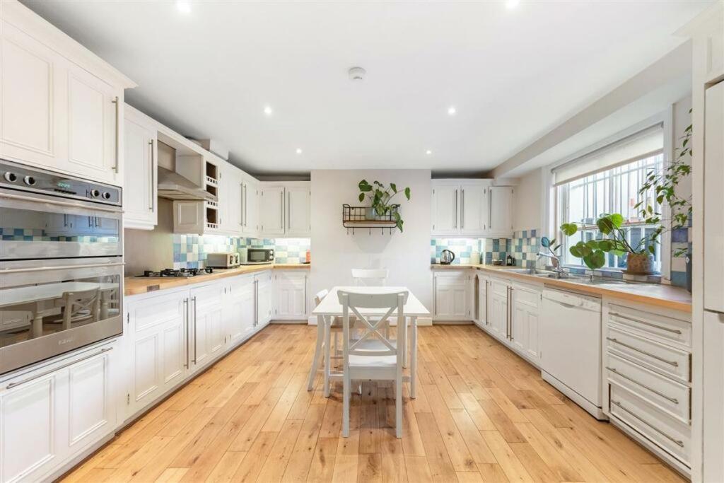 Hébergement de vacances Elegant 6 Bed With Garden & Balcony By Harrods *